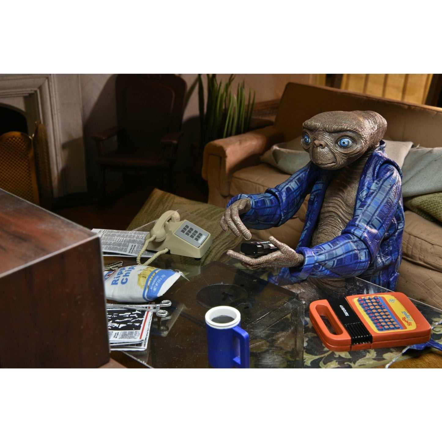 NECA E.T. The Extra Terrestrial Ultimate 7 Inch Action Figure Telepathic 40th Anniversary - Redshift7toys.com