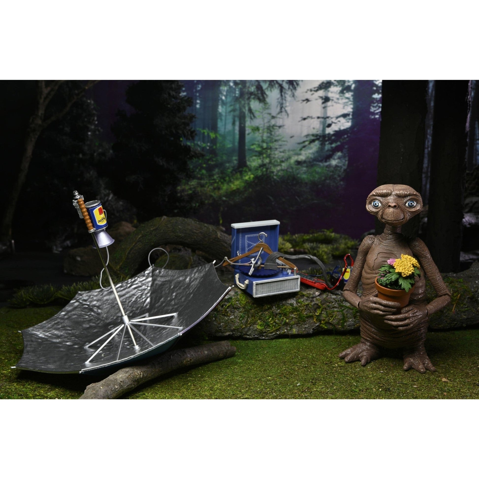NECA E.T. The Extra Terrestrial Ultimate 7 Inch Action Figure w/LED Chest 40th Anniversary - Redshift7toys.com